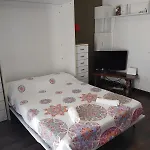 Coqueto Estudio Con Piscina 贝纳尔马德纳